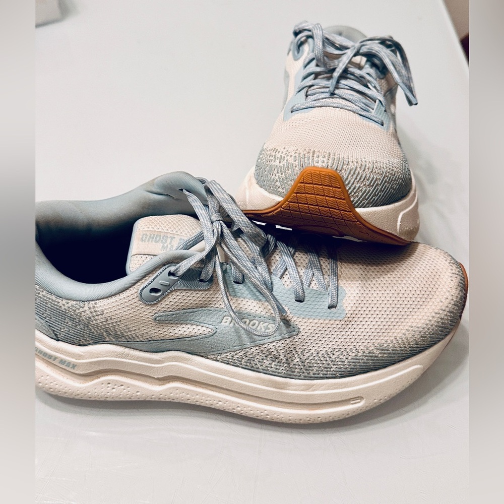 Brooks Ghost Max 2 color 163 - Coconut Milk/Winter Sky SZ 8.5